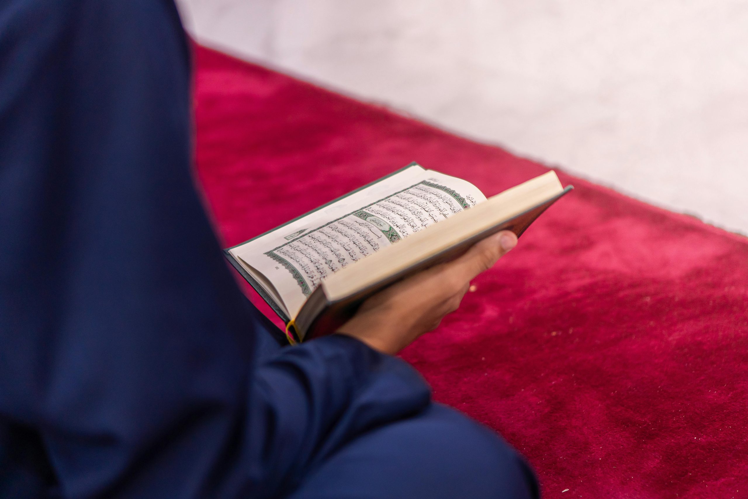 Ilustrasi arti mimpi memakai baju pengantin warna merah menurut islam